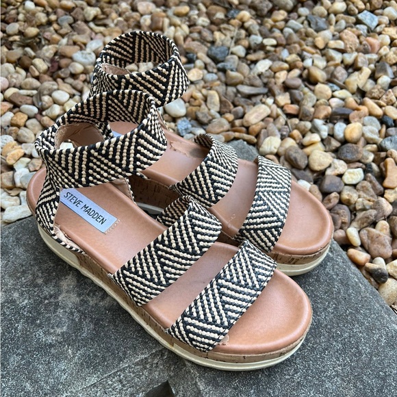 Steve Madden Shoes - Steve Madden Platform Sandals Black and Tan